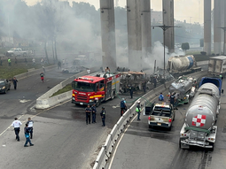 Así escapaban las personas tras la explosión de pipa de gas en Puente de la Concordia. Así escapaban las personas tras la explosión de pipa de gas en Puente de la Concordia.