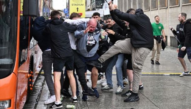 Batalla campal entre hinchas de Betis y Chelsea en la previa de la final de la Conference League