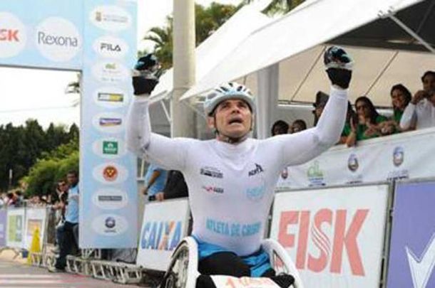 Perdió el control de su silla de ruedas y murió en un choque