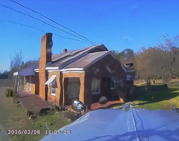 Mirá el terrible momento en el que un camión se incrustó en una casa