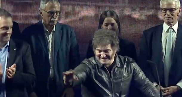 Javier Milei acompañó a Manuel Adorni en el acto de cierre y cargó contra la mierda del partido del Estado