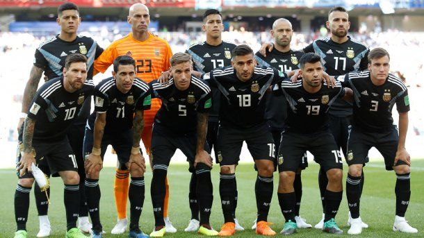 Cómo formó la Selección Argentina en sus últimos debuts mundialistas