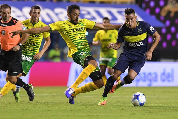 Jonás Gutiérrez intenta cortar a Ricardo Centurión