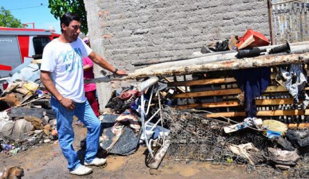 Un hombre tiró un cigarrillo en un colchón
