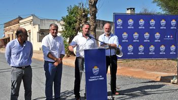 El secretario de la Presidencia, Álvaro Delgado, informó sobre los aumentos en los fondos destinados a obras en el interior de Uruguay. El secretario de la Presidencia, Álvaro Delgado, informó sobre los aumentos en los fondos destinados a obras en el interior de Uruguay.