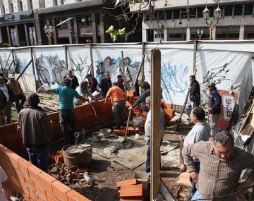 No son combatientes de Malvinas quienes intentan construir en Plaza de Mayo