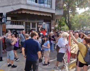 Enojo: cacerolazo en la puerta del acto de Karina Milei en Villa Urquiza