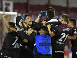 El festejo del arquero Andrada, el héroe de los penales de Lanús El festejo del arquero Andrada, el héroe de los penales de Lanús