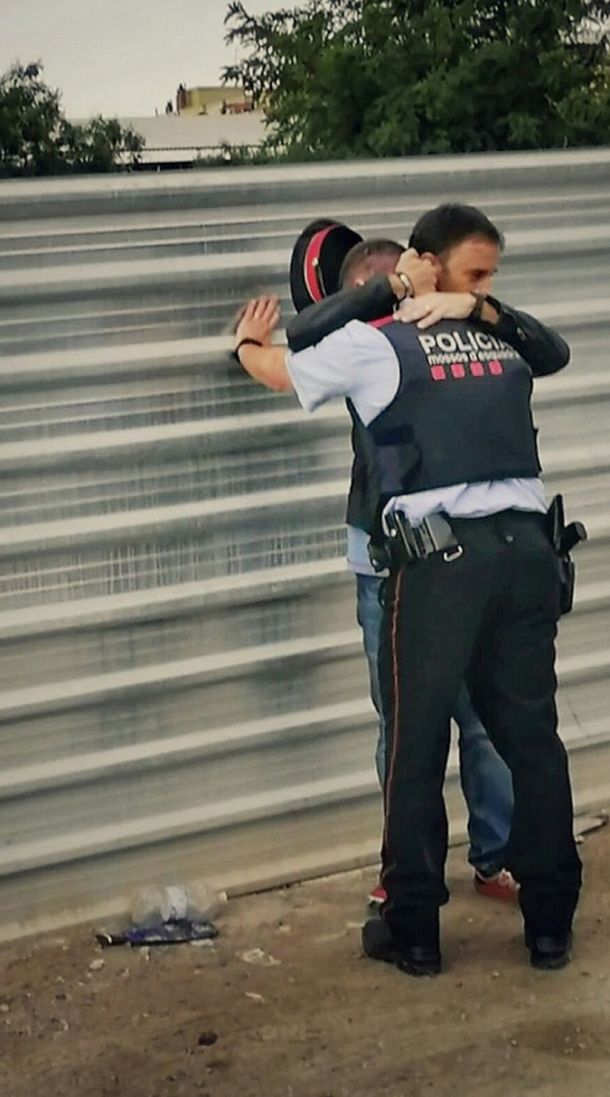 Llanto de un policía por la represión en Cataluña - Crédito: @borisllonalonso  