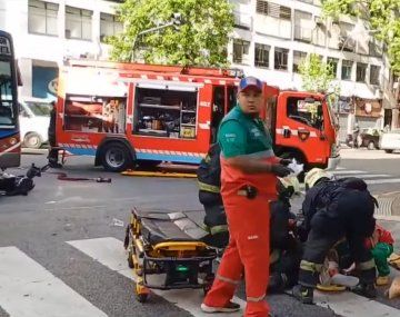 Un motociclista quedó con una fractura tras chocar contra un colectivo en Barrio Norte