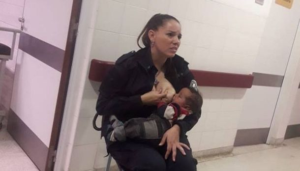 Habló la policía que amamantó al bebé: Lo acerqué a mi teta y luego no me quería soltar