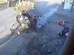 Un camión de chatarra atropelló a dos mujeres y una nena en González Catán: mirá el video