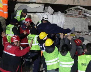 Rescataron a un papá y su hija de 5 años tras 90 horas bajo los escombros