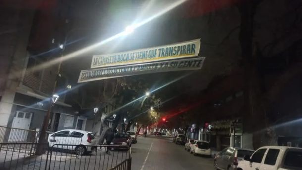 La bandera para los jugadores que apareció en el hotel: La camiseta de Boca se tiene que transpirar