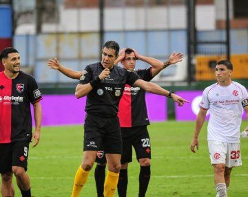 Polémica en Barracas-Newells: Scocco y Maxi cuestionaron el arbitraje