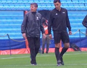 El árbitro chileno Tobar inspeccionó el campo de juego
