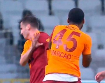 Un jugador del Galatasaray le pegó a su propio compañero y el árbitro lo expulsó