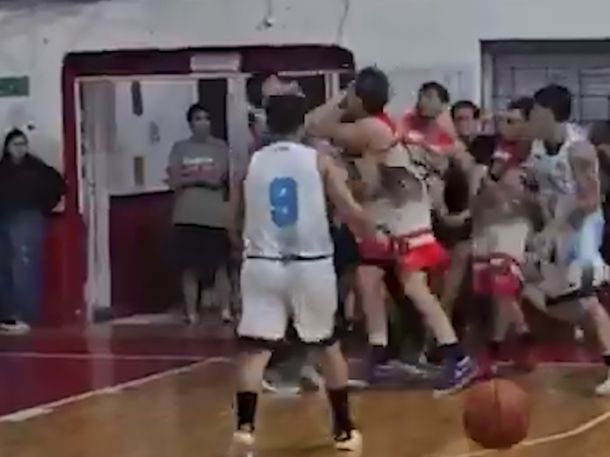 Un partido de básquet terminó en batalla campal en San Luis: dos jugadores se empujaron y comenzaron a golpearse