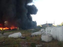 Feroz incendio en un depósito de plásticos de General Pacheco