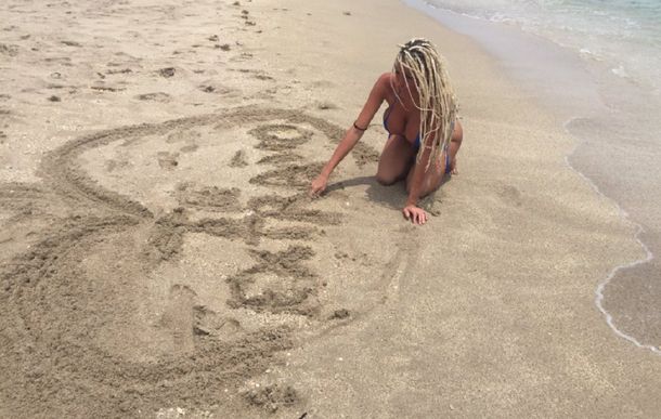 Polémica y censura por un topless de Vicky Xipolitakis en Miami