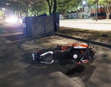 Escapaba de ladrones y murió tras chocar contra un árbol