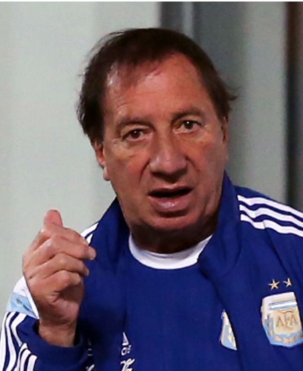 Carlos Bilardo con la ropa de la Selección