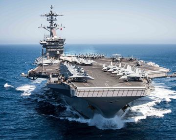 Un brote de coronavirus a bordo un portaaviones pone en alerta a Estados Unidos