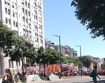 Corte total en la 9 de Julio contra despidos del Posadas y del INTI