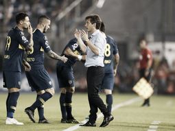 Gustavo Barros Schelotto dando indicaciones