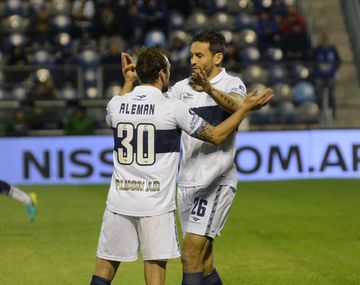 Romero y Aleman celebran el primer tanto del Lobo