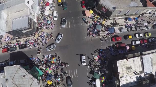 La venta ilegal callejera en la Ciudad vista desde un drone
