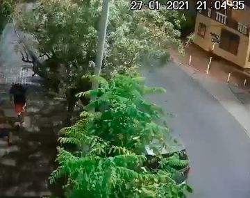 Violento robo a una joven en Avellaneda: la tiraron al piso entre cuatro hombres