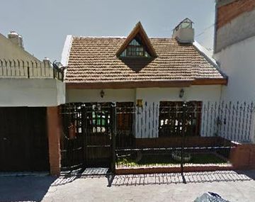 Misterio en Quilmes: hallan tres cuerpos maniatados en una casa incendiada