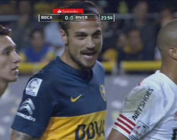 Osvaldo lo hizo otra vez: volvió a provocar a un rival durante el partido
