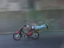 motociclista imprudente en la autopista Cañuelas