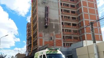 Los dos empleados continúan internados en el centro de salud local. Los dos empleados continúan internados en el centro de salud local.