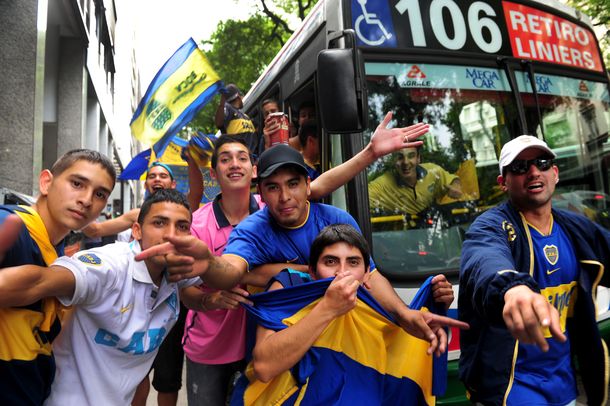 Los hinchas de Boca ya comienzan a llenar la Bombonera