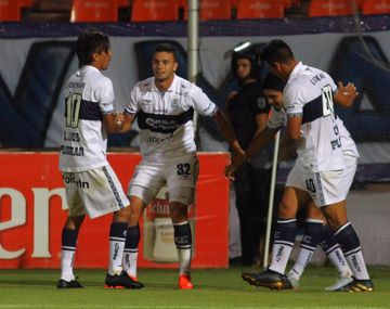 El festejo de Gimnasia que cerró el año con una goleada en Mendoza