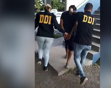 Momento en que la policía detiene al albañil de 58 años.