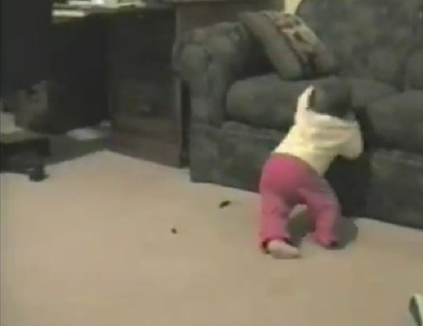 VIDEO: Los primeros pasos de una bebé interrumpidos por una sorpresita