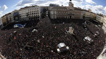 miles de personas marcharon en madrid en una convocatoria de podemos miles de personas marcharon en madrid en una convocatoria de podemos