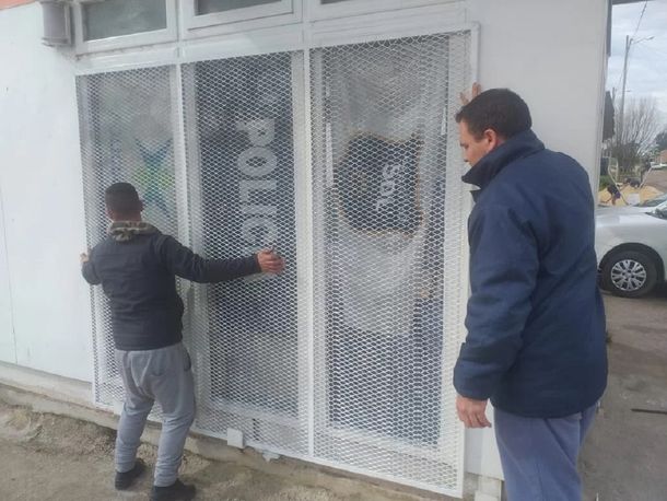 Denunciaron un robo en una fiesta clandestina y los acusados terminaron tirando piedrazos a la comisaría