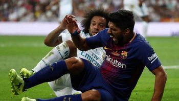 Luis Suárez con Marcelo tras chocar con Keylor Navas Luis Suárez con Marcelo tras chocar con Keylor Navas