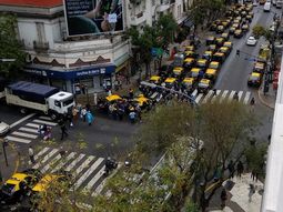 Taxistas cortarán Corrientes y Callao en protesta contra Uber