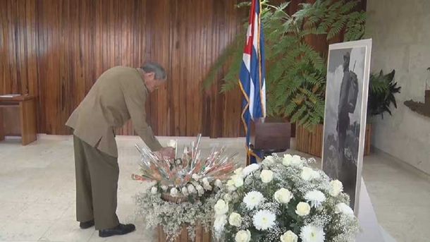 Raúl Castro coloca una ofrenda floral junto a los restos de su hermano