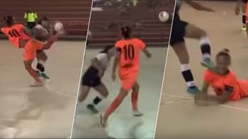 futbol femenino: como no se la podia sacar, le metio una brutal patada en la cabeza futbol femenino: como no se la podia sacar, le metio una brutal patada en la cabeza
