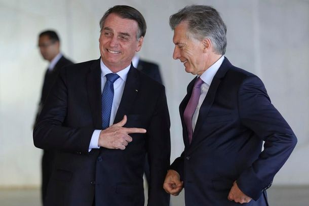Saludo pistolero: el llamativo gesto de Jair Bolsonaro a Mauricio Macri