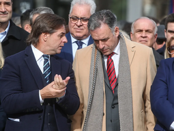 El presidente Luis Lacalle Pou condenó la denuncia falsa contra Yamandú Orsi, pero cuestionó las acusaciones al Partido Nacional. El presidente Luis Lacalle Pou condenó la denuncia falsa contra Yamandú Orsi, pero cuestionó las acusaciones al Partido Nacional.