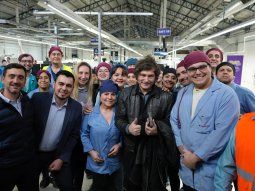 Javier Milei con trabajadores de una fábrica en Tierra del Fuego. Javier Milei con trabajadores de una fábrica en Tierra del Fuego.