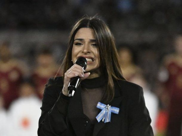 Quién es Euge Quevedo, la cantante que emocionó a todos con su interpretación del Himno Nacional